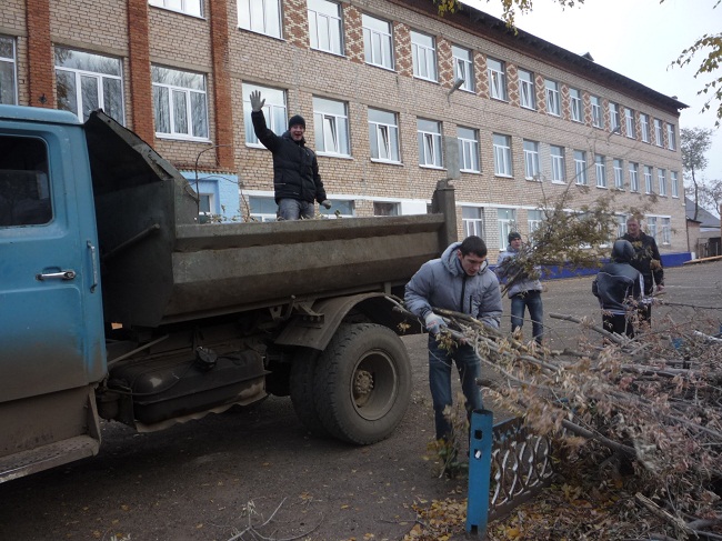 субботник в школе №8